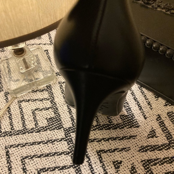 Black leather Nine West heels. - Picture 5 of 6